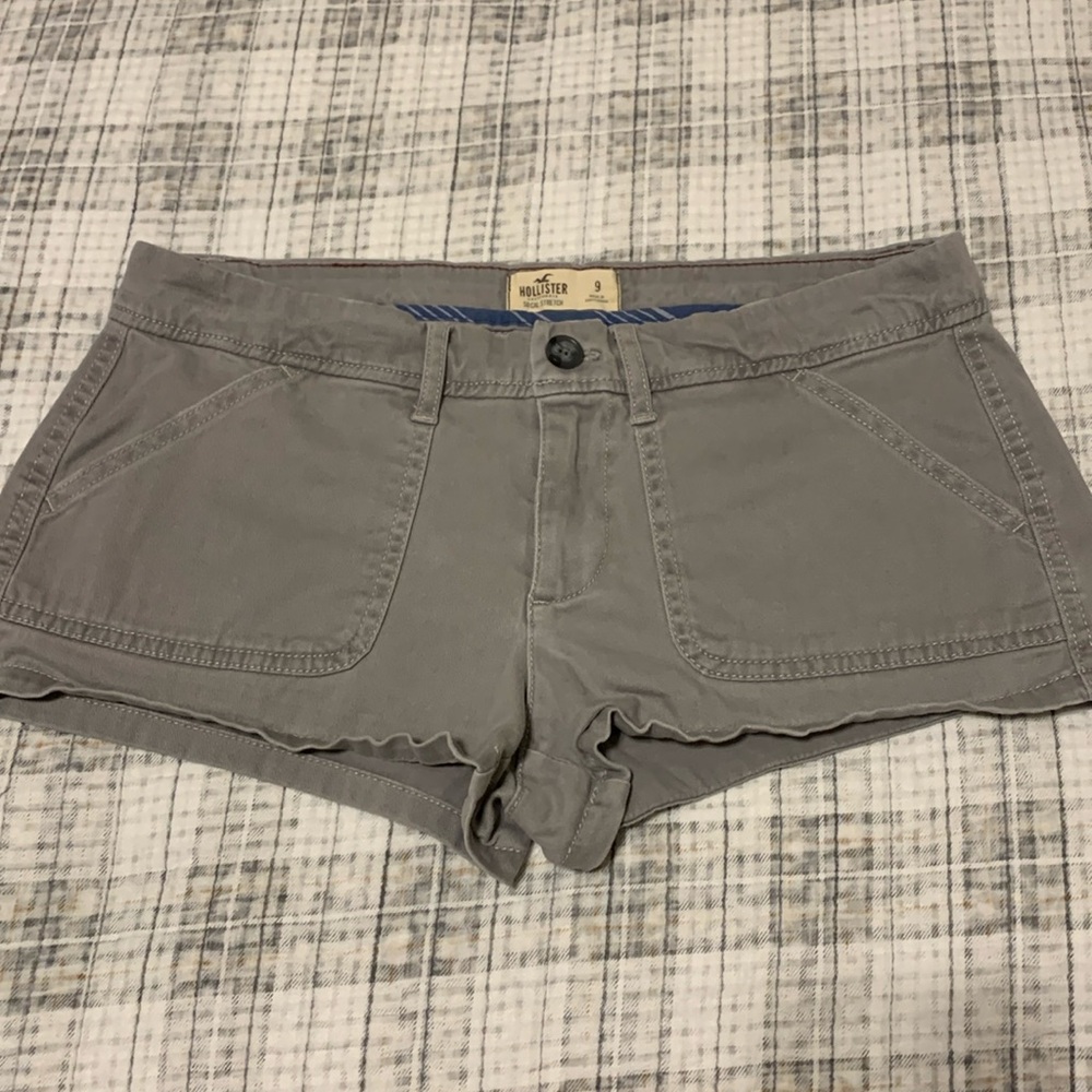 Hollister size 9 grey low-rise social stretch cargo shorts